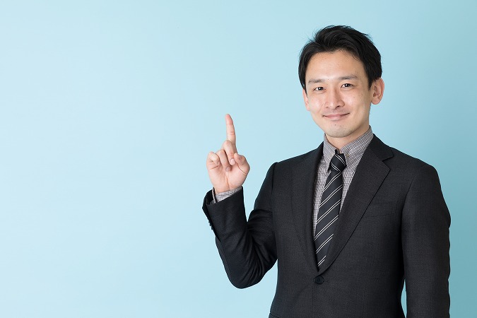 スーツを着た男性