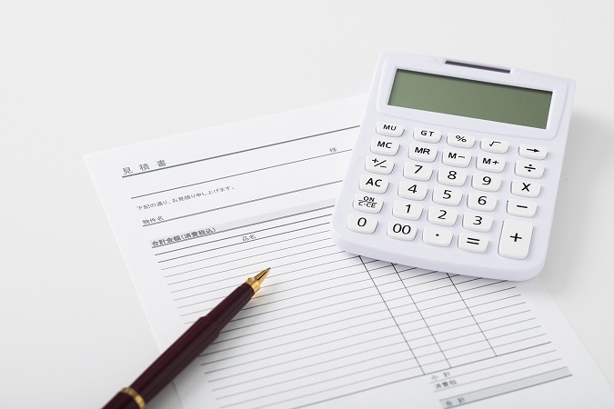 見積書と電卓とボールペン