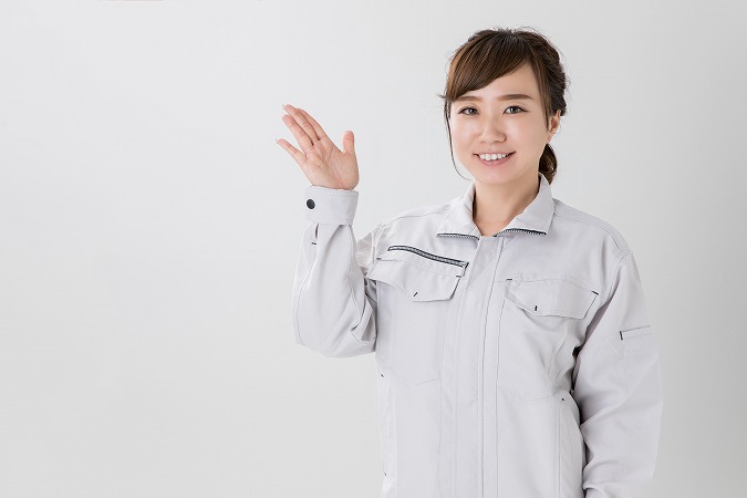 手を横に出す女性