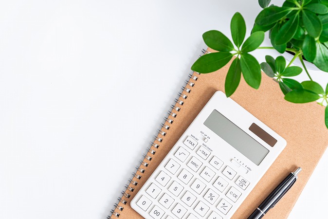 電卓・ペン・植物