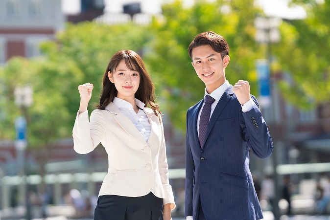 スーツを着た男女